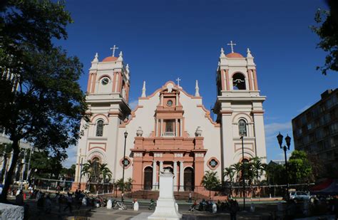 A Catedral de San Pedro em Iloilo: Uma Joia Arquitetônica e Refúgio Espiritual!