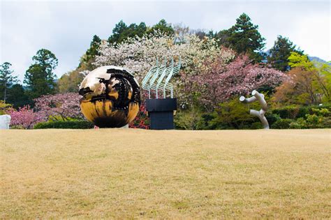  Hakone Open-Air Museum: Uma Sinfonia de Arte e Natureza em Hakone!