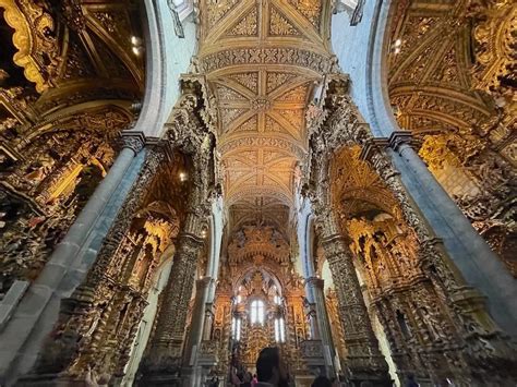 A Igreja de São Francisco - Uma Joia Gótica em um Mar de Arte Romana!