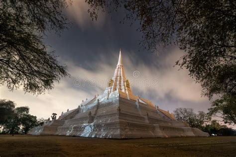 Wat Phu Khao Thong: Uma Maravilha Dourada Sobre as Nuvens de Phuket!